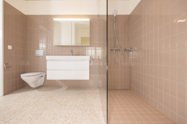 Bad und Dusche fotografiert für Immobilieninserat Basel
