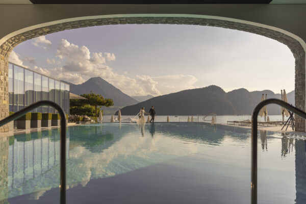 Luxury Wedding Schweiz – Brautpaar bei romantischer Zeremonie
