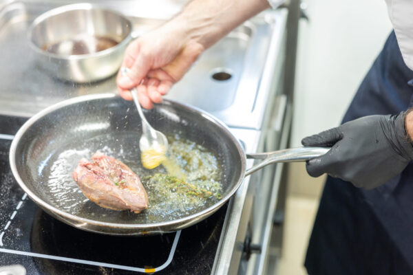 BottMSchl_124 Präzise Sauce-Technik in der Gourmet-Küche des Schloss Bottmingen Basel