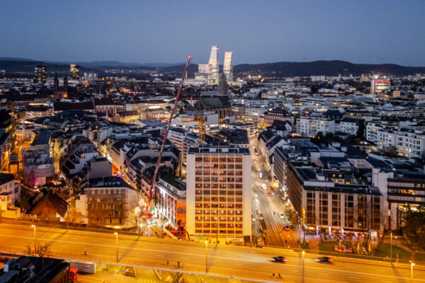Kran_mont_70 Nachtaufnahme Stadtpanorama Basel mit Hochhaus Heuwaage und Baukran bei Dämmerung, Drohnenfotografie Giuseppe Salva