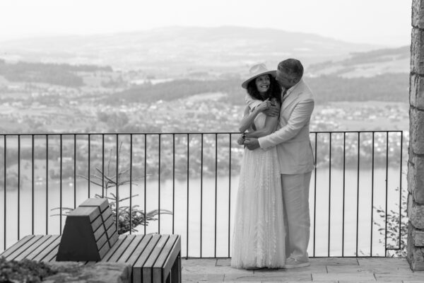 Romantisches Brautpaar-Portrait auf Seeterrasse – Hochzeit Luzern Brautpaar auf Terrasse am Vierwaldstättersee Luzern Schwarz-Weiss