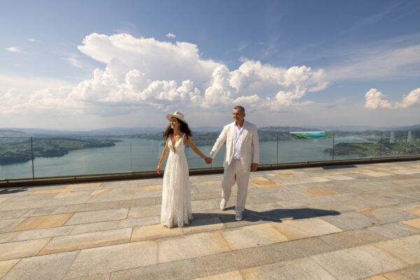 Brautpaar mit Alpenpanorama am Vierwaldstättersee – Hochzeit Luzern Brautpaar auf Seeterrasse mit Bergpanorama Luzern